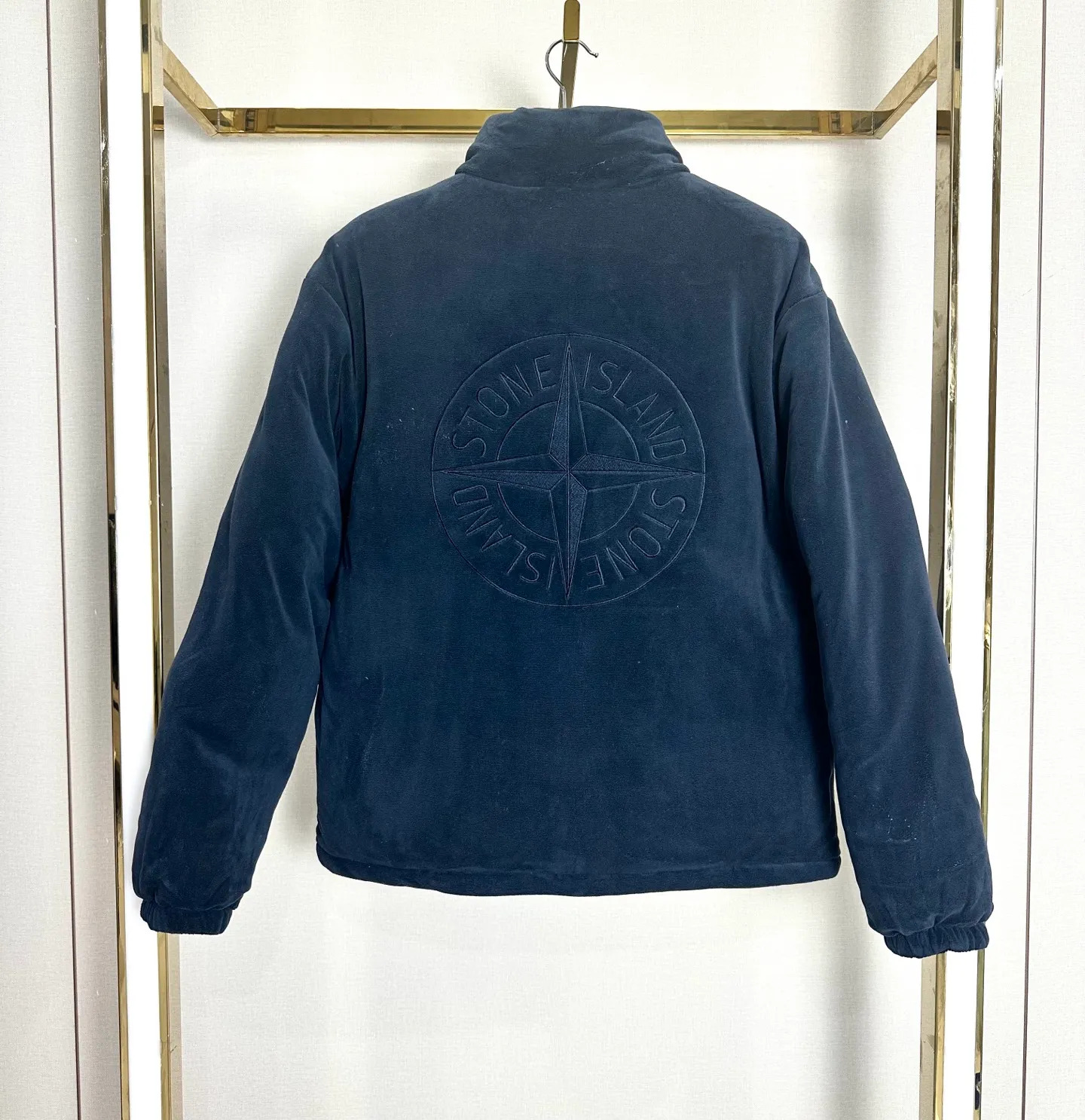 P340 (reverse picture) Stone Island double-sided thickened olley velvet embroidered cotton jacket. Color: black, military green, khaki, navy blue. Double-sided thickened ollie velvet. Thicker than most on the market. The reverse side is made of fine olley velvet with small particles. Double-sided design! Two clothes for one! Double the warmth! In addition, it has been treated with anti-static treatment, so it does not shed lint or stick to hair! The texture is quite good! Very high quality! Thousands of stitches of embroidery on the chest add a sense of design to the entire dress! The stand-up collar design makes the upper body look more energetic! It fits the neck very well and has better thermal insulation effect! Both the cuffs, hem and lining are all hemmed! Exquisite workmanship! More durable and less likely to deform! Pattern correction! Every detail is in place! The upper body effect is amazing, very firm! And it hides the flesh very well and makes you look slim! You can match it with whatever you want!